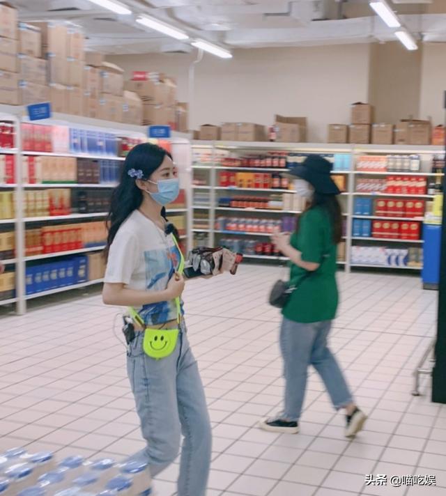 赵丽颖中餐厅最新路透，逛超市排队结账，一个人发呆低头玩手机