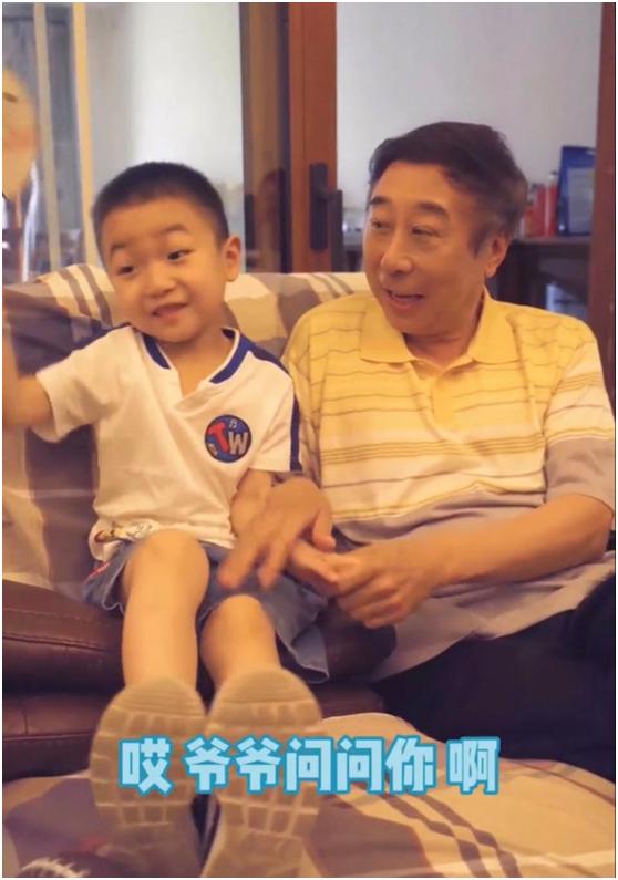 冯巩5岁孙子出镜，和爷爷儿时共用一张脸，爷孙对话如相声盛宴
