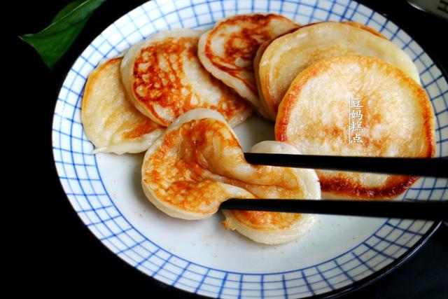 糯米早餐小饼，花2分钟，拌好面糊即成，软糯味美，冷了更香
