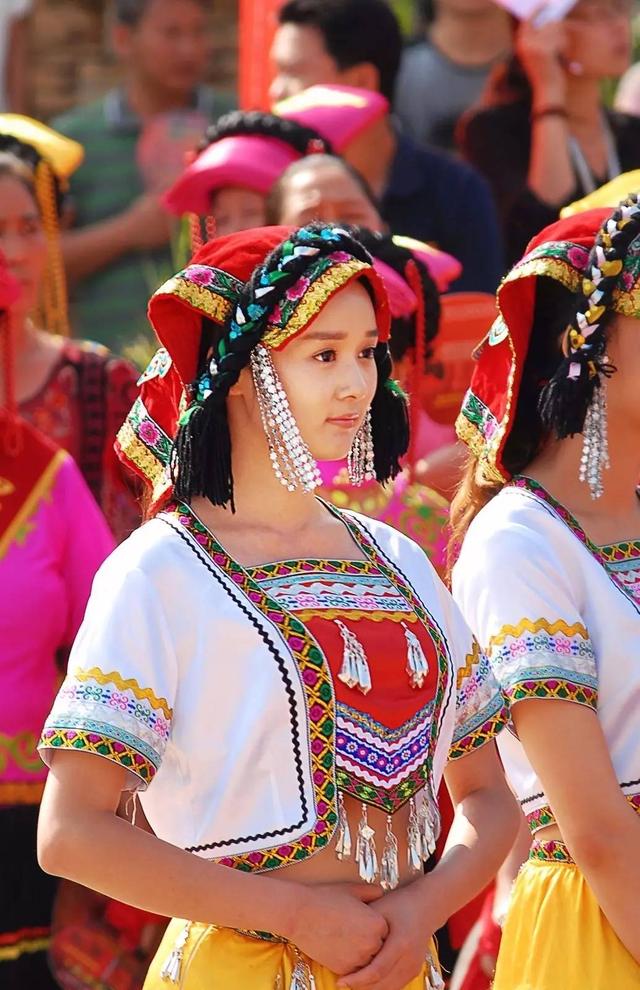 彝族美女递过来的鞋垫为何不能乱接？导游：接