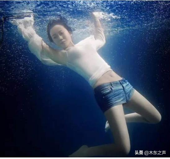 49岁闫妮减肥后身材颜值如少女，和女儿同框似姐