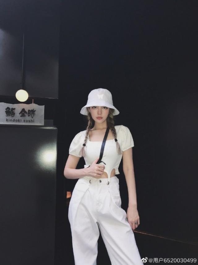 周扬青晒截图回应和三儿合影：主动找自己玩，闺蜜还吐槽不认识他