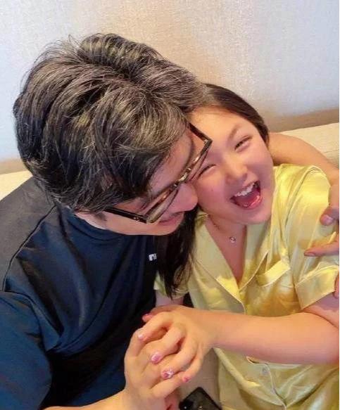 李湘晒王岳伦和女儿合照，王诗龄项链价格惊人