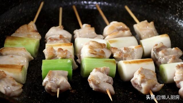 不用油炸不用烤，这是日式鸡肉串的做法，配上大葱一起吃，太香了