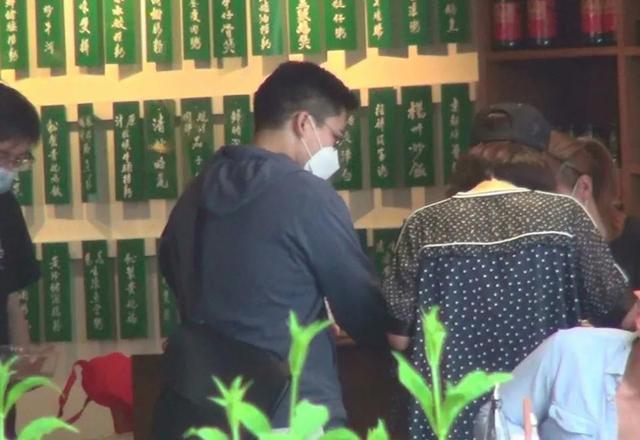 霍启刚过生日仅一个小蛋糕，陪郭晶晶逛日用店