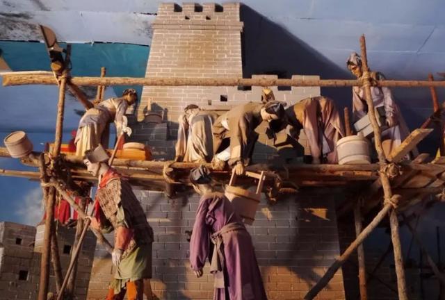 长城旁的古墓挖出2具骸骨，相拥了1400年，难道是孟姜女？