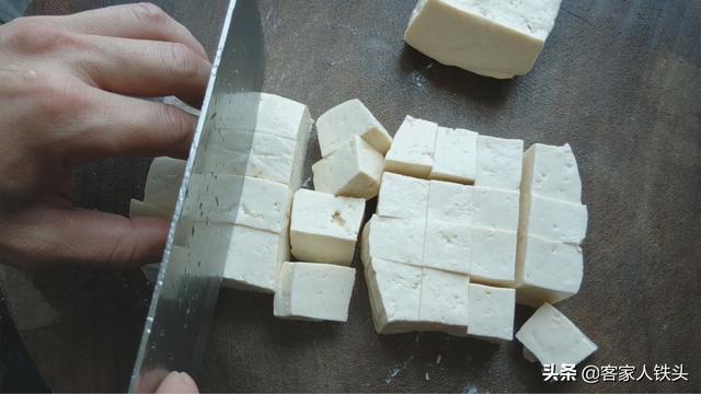 豆腐中打入2个鸡蛋，教你下饭新吃法，出锅比红烧肉还抢手，真香