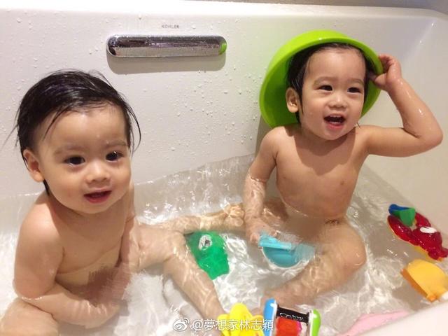 陈若仪晒四年前旧照，Kimi抱着弟弟好暖心，双子星颜值越来越高