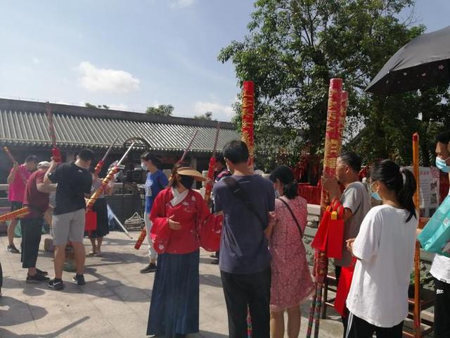 高三学子们纷纷到南宁孔庙，祭拜孔子，祈福金榜题名