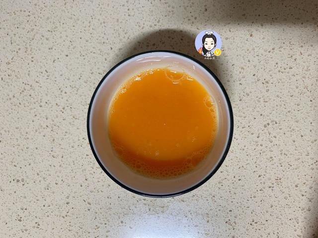 天热，这汤我家三天两头准煮一锅，鲜味十足又营养，10分钟就上桌