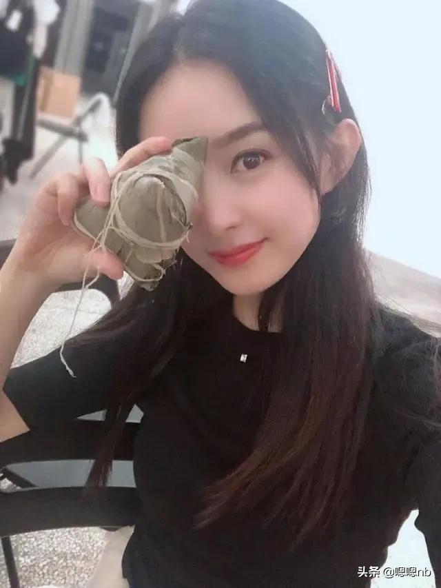 赵丽颖黑长直头发录《中餐厅》，身材瘦力气大，提大箱子爬楼梯