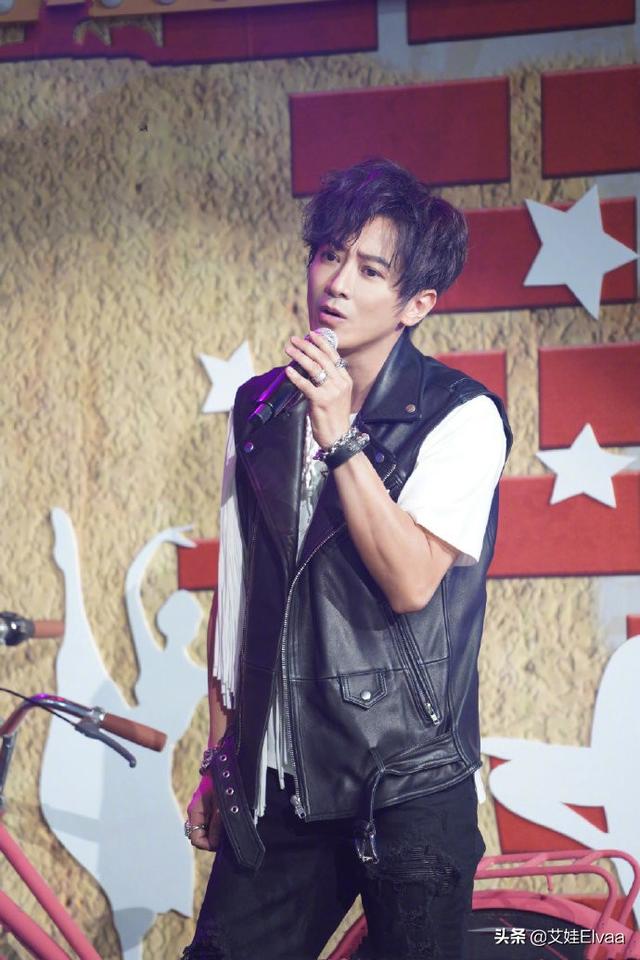 孙耀威15年后首登天天，穿皮背心流苏衫，47岁烫卷发重现顽童风采