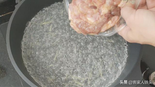 暑假超火爆的一款早餐，食材简单，几分钟出锅，一人吃一锅好美味