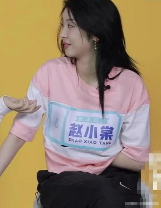 对着镜头“整理”衣服，女艺人没啥，李晨被字幕组警告