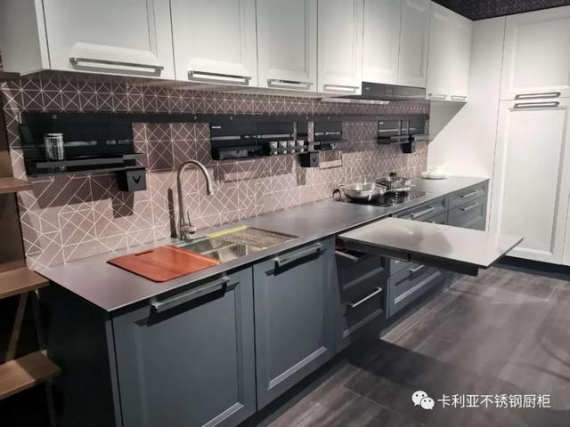 紧扣品牌产品两架马车，和记AG平台娱乐官网
不锈钢橱柜将环保定制变成品质生活
