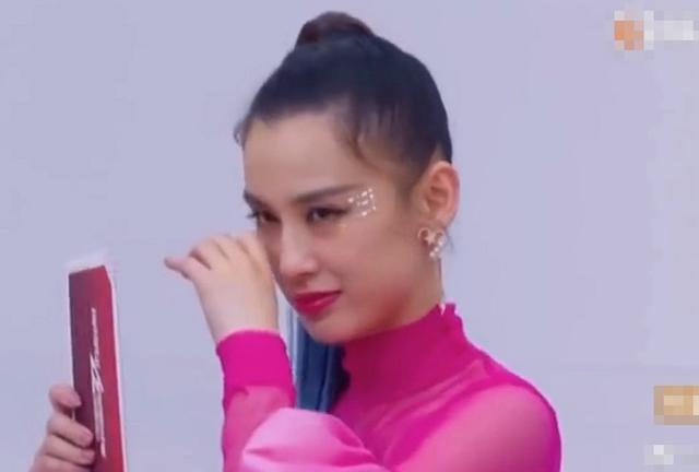 刘芸首次公演被淘汰，黄圣依哭上热搜，光眨眼