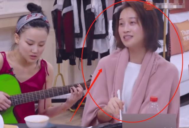 蓝盈莹洗漱后吃火锅，还没化妆就被拍下，30岁的