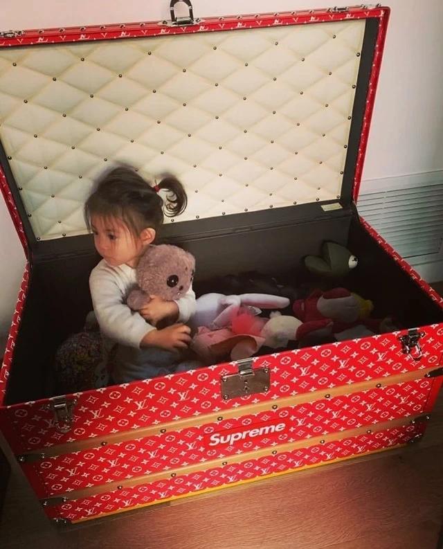 陈冠希晒女儿萌照，Alaia披头散发，紧抱玩偶面露开心笑容