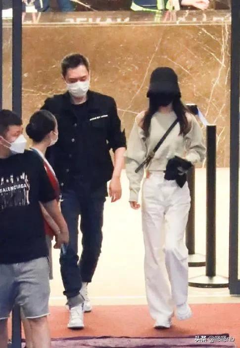 赵丽颖黑长直头发录《中餐厅》，身材瘦力气大，提大箱子爬楼梯