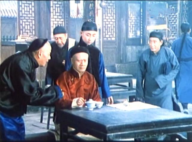 《茶馆》：一个大茶馆中的小社会，三教九流穿梭其中演绎世间沧桑