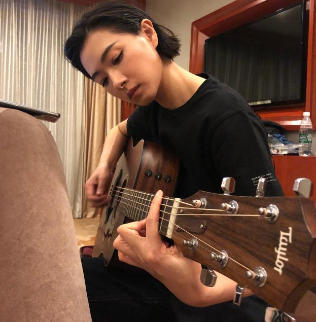 《乘风破浪的姐姐》冲浪榜更新，伊能静倒数第二，第一实至名归