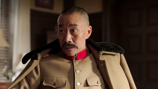 张作霖微服私访，被哨兵拿枪瞄准脑袋，张作霖