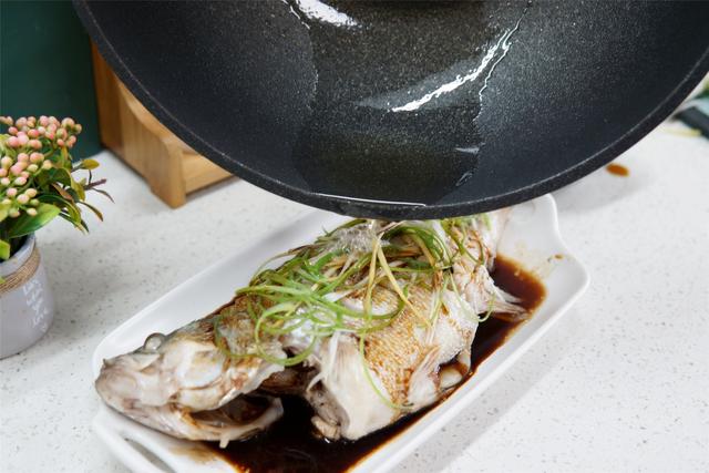 做清蒸鱼，别只会放葱姜，去掉鱼身上这些部位，鱼肉没腥味还鲜嫩