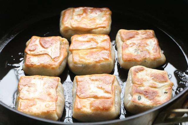 我家隔三差五就做的煎饼，好吃管饱，外表焦香酥脆，馅料丰富多彩