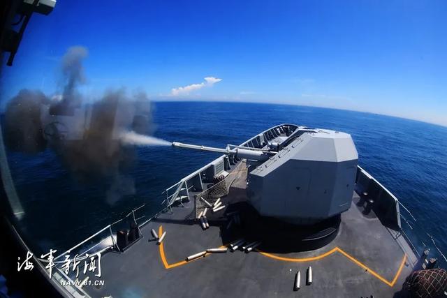 东海，舰艇编队破浪出击