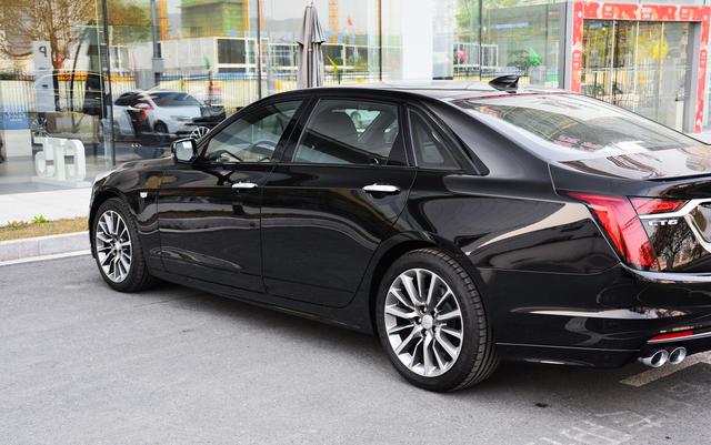 凯迪拉克的旗舰豪车，与S级近乎一样大，配置奢