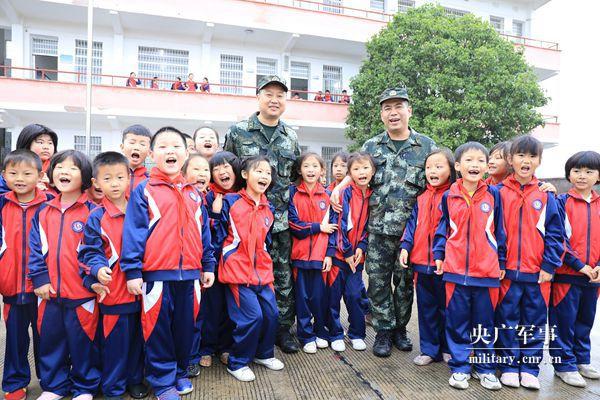 大型追星现场！小学生围着武警叔叔要签名