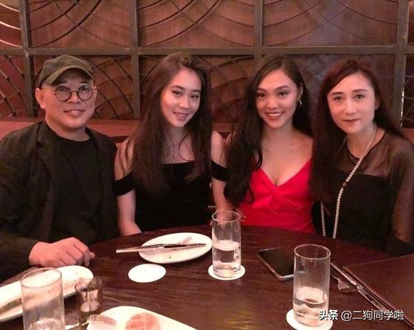 李连杰57岁生日，大晒娇妻利智靓照！年轻又有型