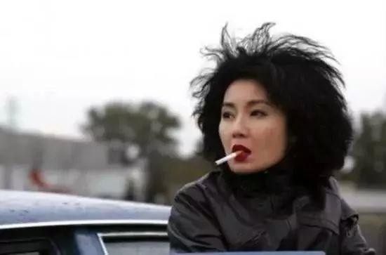 明明有巨星潜质可惜一直红不起来，她要是认命