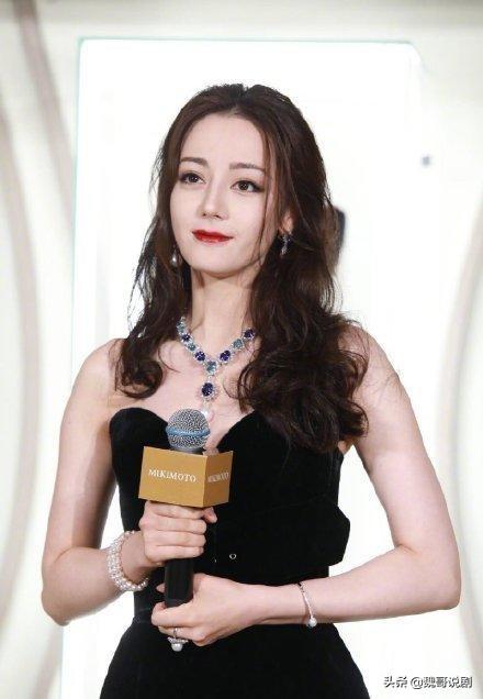 迪丽热巴出席活动，黑色深V抹胸长裙御姐范十足