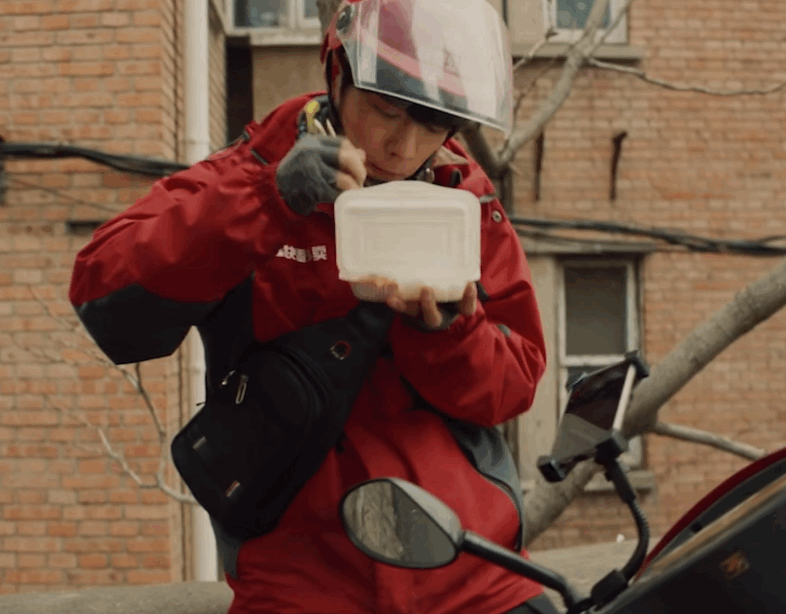 肖战获得金扫帚奖后，粉丝抠细节证明演技，知