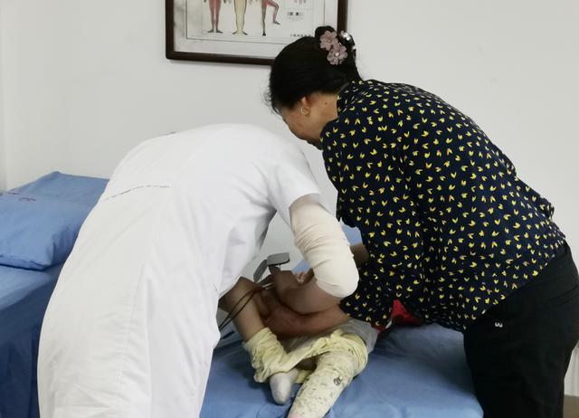 母亲的呼唤!保髋矫正千里求医,愿娃早日成为草原上跑马女汉子