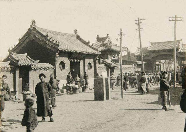 张作霖微服私访，被哨兵拿枪瞄准脑袋，张作霖