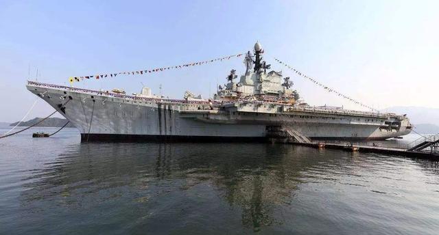 明斯克号航母在苏通大桥呆了4年，现终于有了新消息，军迷乐了