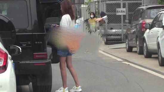 [冯清开]王宝强女友冯清开豪车素颜状态差 与平时拍摄模特照感觉差异很大