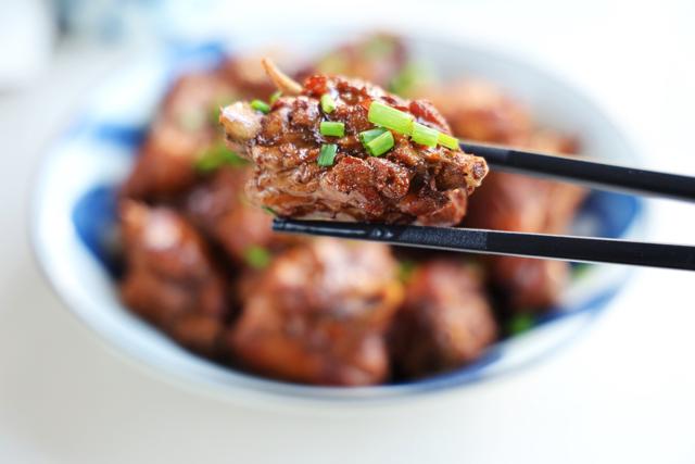 夏天，豬肉牛肉都不如它，便宜又好吃，簡單燉一鍋，花不了幾個錢