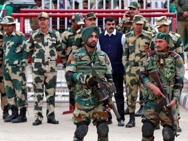 刚收下援助就翻脸，印军集结精锐向边境靠拢，