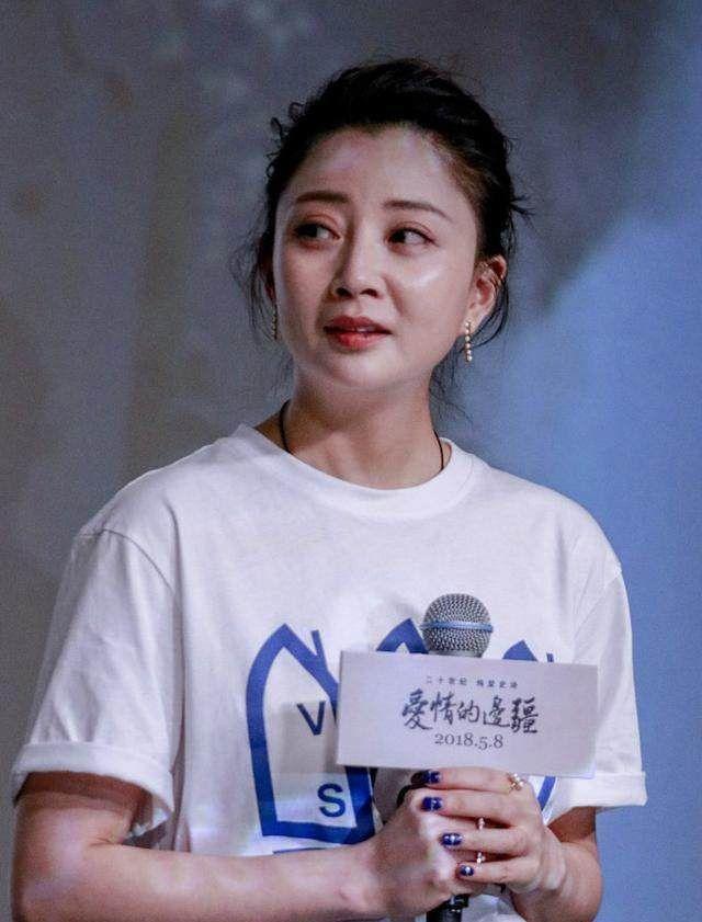 49岁许晴和38岁殷桃同穿裙装，网友：这气质差距可不止11岁