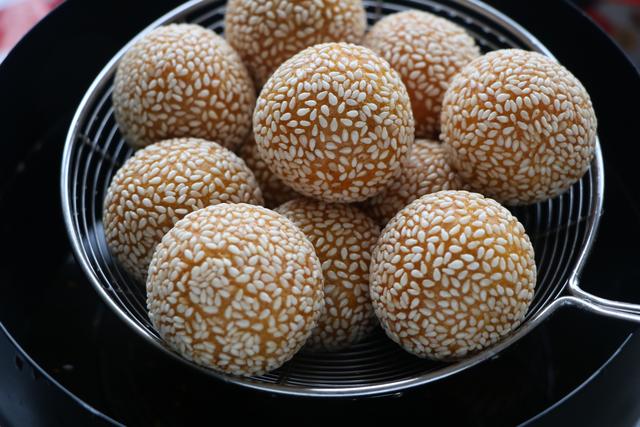 記住這幾點，保證做的芝麻球個個空心還酥脆，比賣的好吃10倍不止