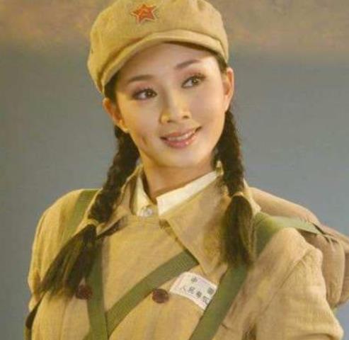 殷桃背后的5个男人，为何至今还单身？看完她的