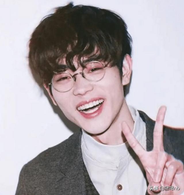 明星也追星，张子枫的追星方式时刻拿在手上，