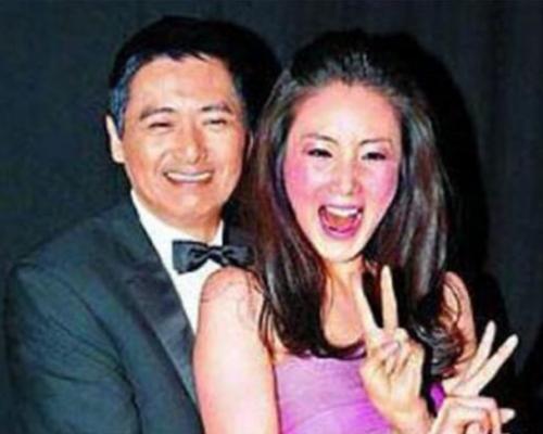 女明星醉酒后丑态毕露的样子，刘嘉玲眼神迷离