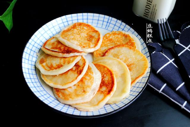 糯米早餐小饼，花2分钟，拌好面糊即成，软糯味美，冷了更香