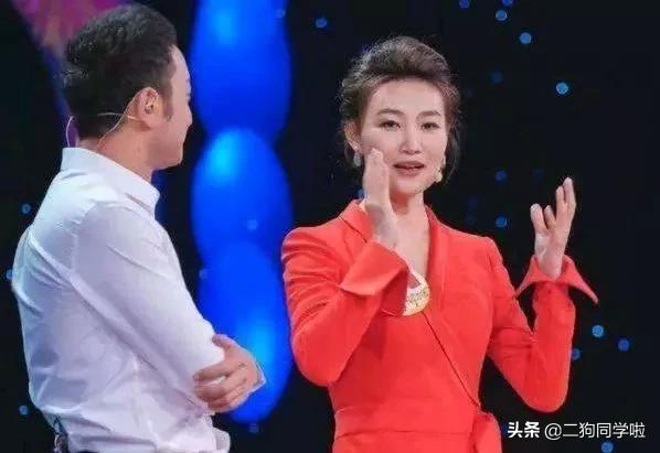 主持人短裤播新闻，大腿直接暴露，我被新闻联