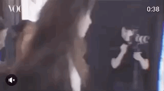 小s三个女儿一起拍广告同框比美，个个高冷自信，镜头感十足