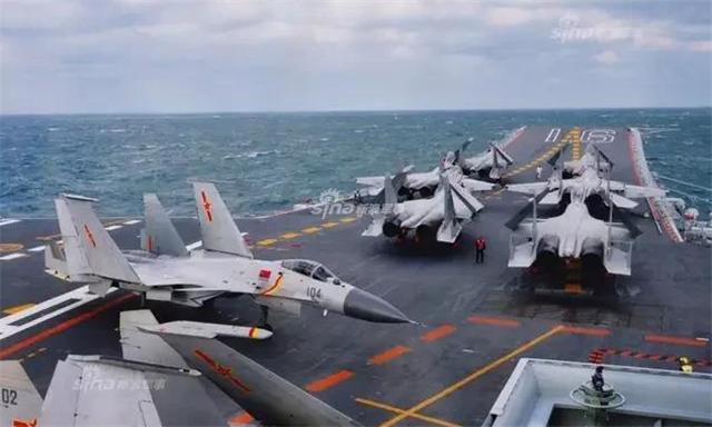 我国新航母001A舰载机训练起飞降落与辽宁舰载机